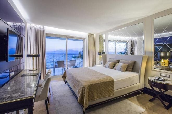 Roupas de cama premium, frigobar, cofres nos quartos