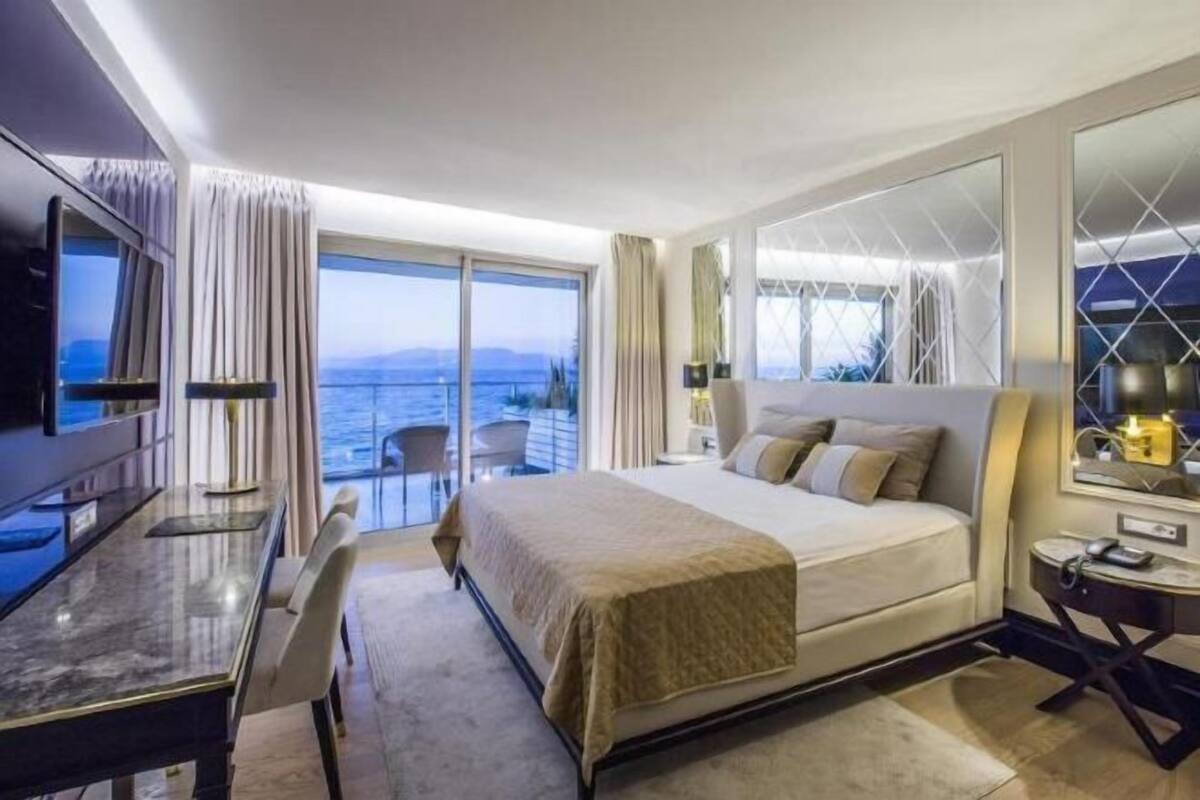 Roupas de cama premium, frigobar, cofres nos quartos