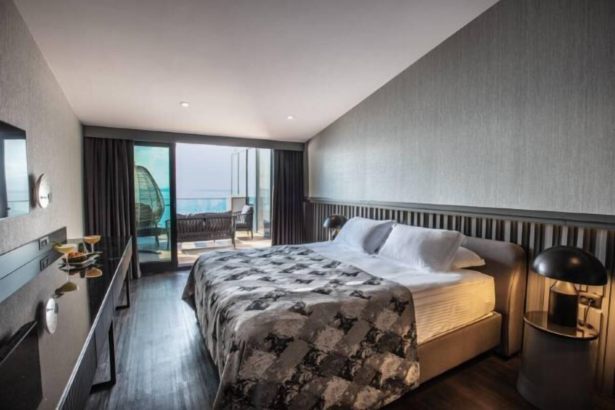 Roupas de cama premium, frigobar, cofres nos quartos