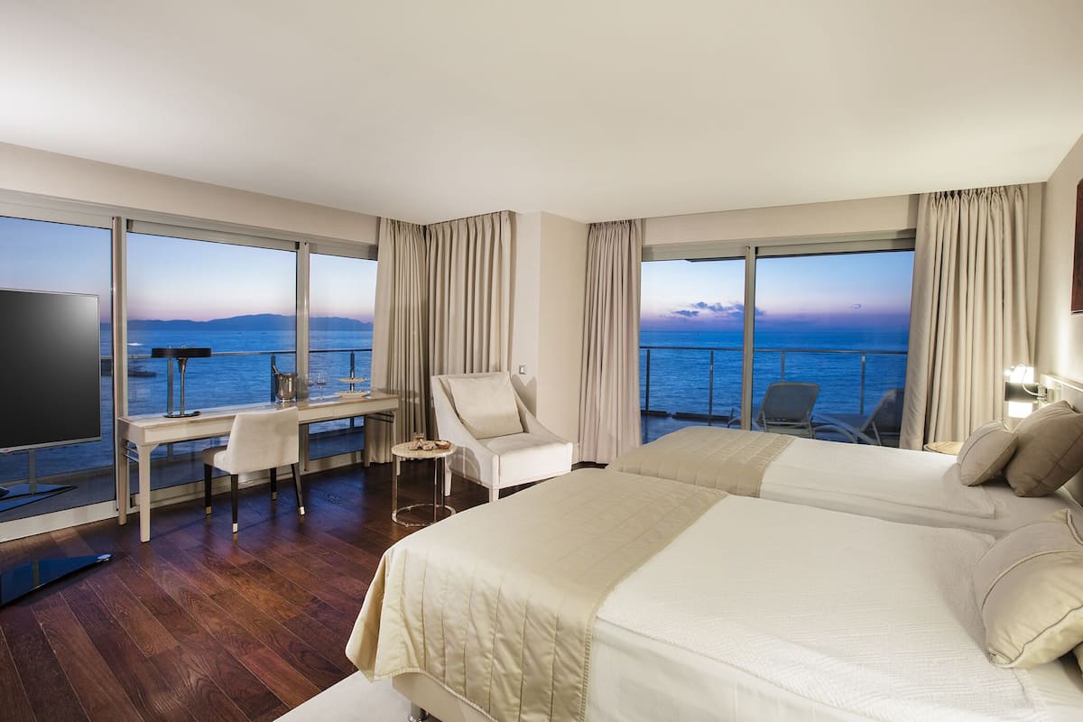 Deluxe Room With Sea View | 2 bedrooms, premium bedding, minibar, in-room safe
