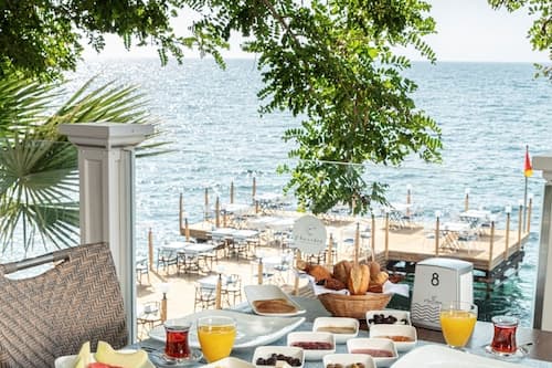 2 restaurants, servant le déjeuner et le dîner; cuisine turque