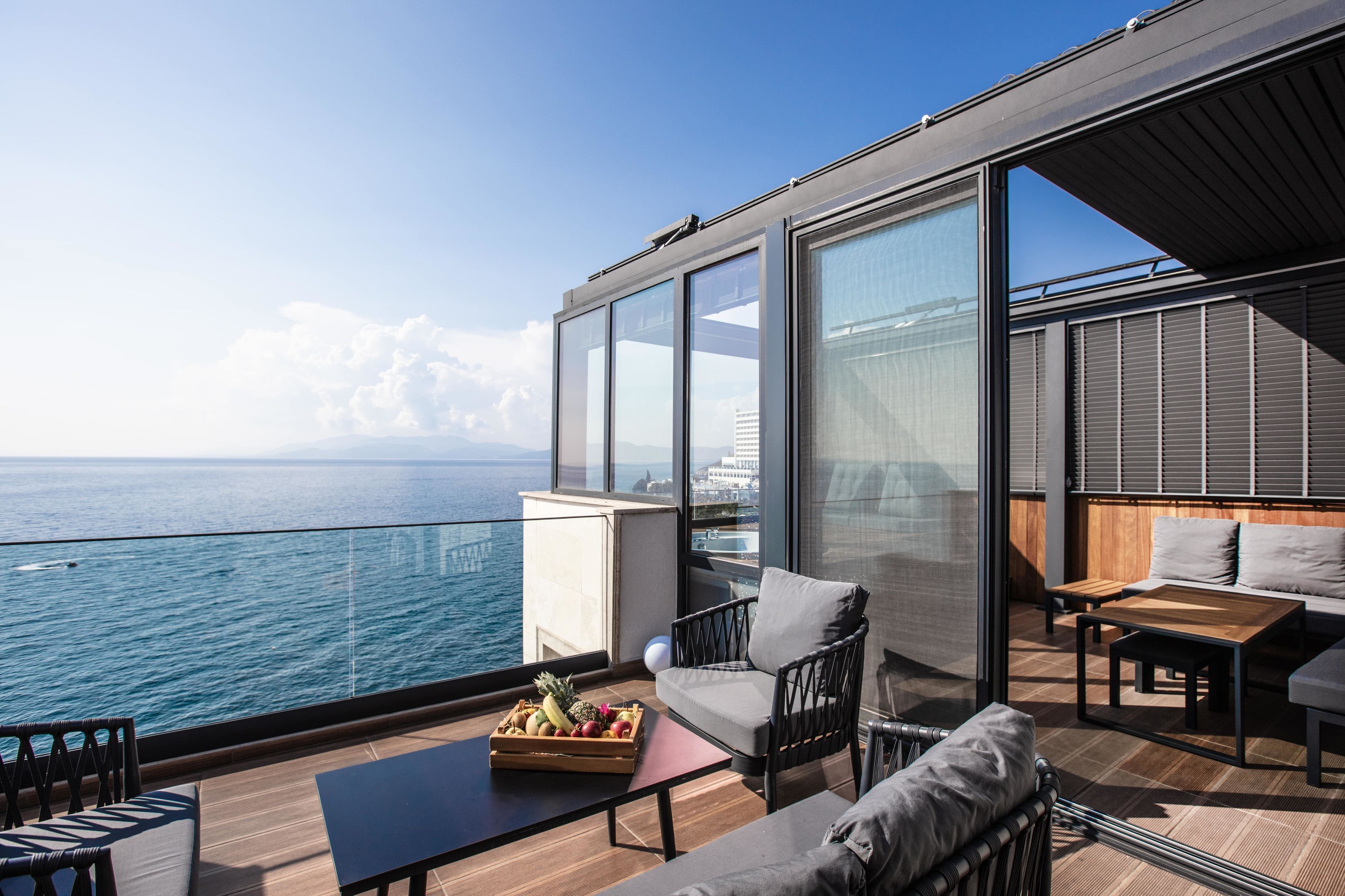 2 restaurantes, com serviço de café da manhã e almoço; culinária turca