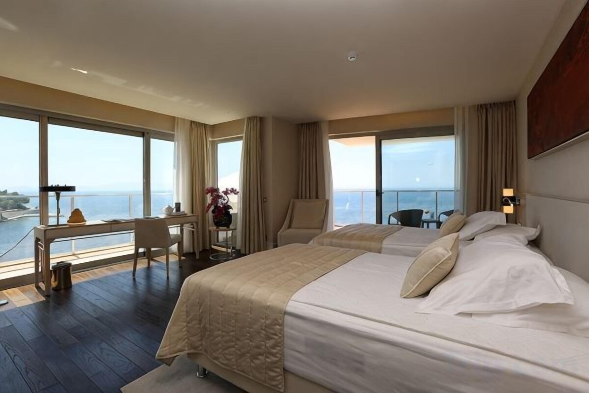 Premium bedding, minibar, in-room safe, soundproofing