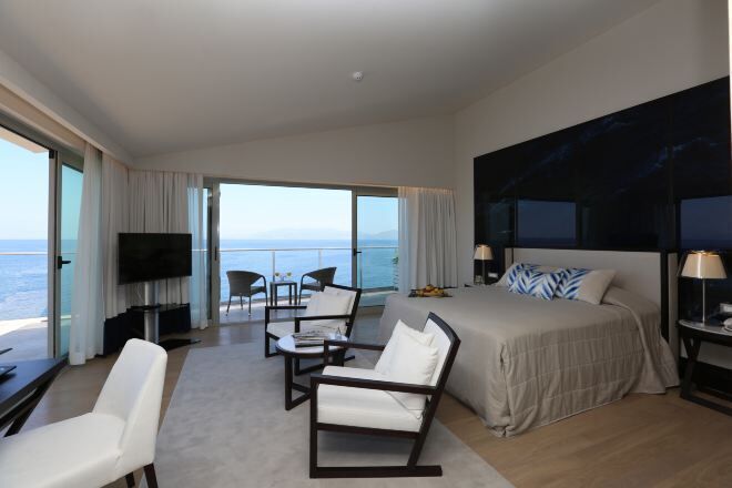 Roupas de cama premium, frigobar, cofres nos quartos