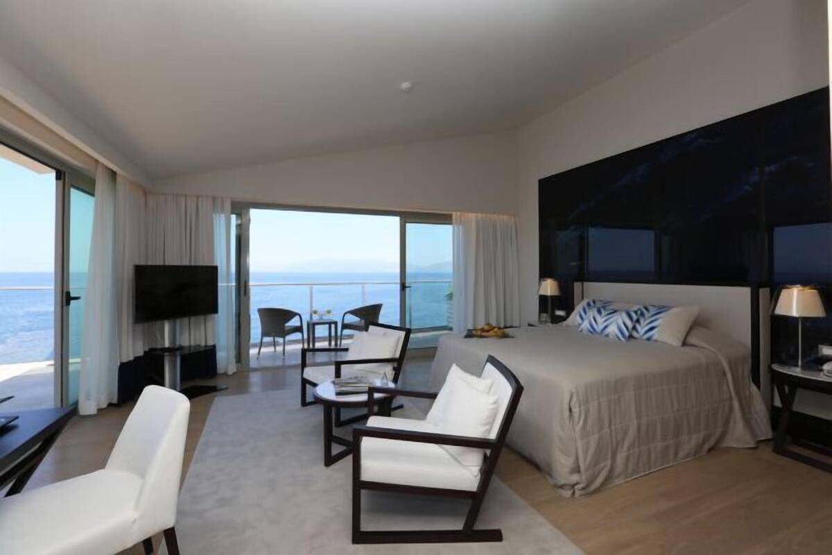 Roupas de cama premium, frigobar, cofres nos quartos