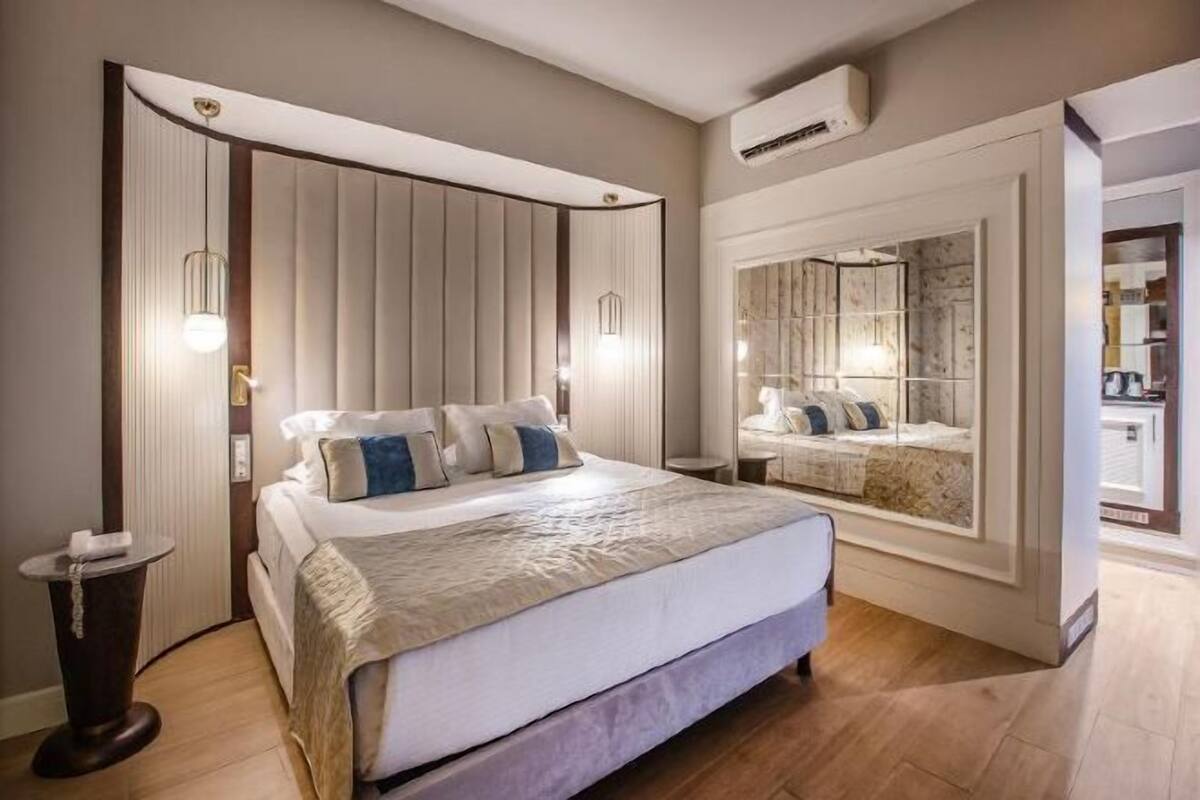Roupas de cama premium, frigobar, cofres nos quartos