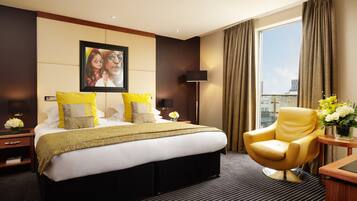 Cofres nos quartos, escrivaninha, espaço de trabalho para notebook