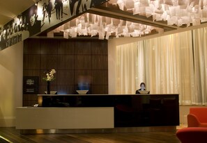 Vista frontal de la propiedad por la tarde o noche