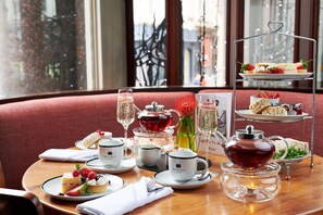 供应早餐、午餐和晚餐，英国菜