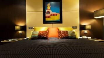 Quarto casal clássico, sacada | Cofres nos quartos, escrivaninha, espaço de trabalho para notebook