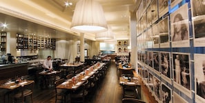 Se sirven desayunos, comidas, cenas y cocina británica