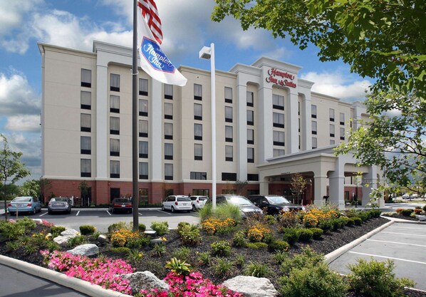 A Hampton Inn hotel with a parking lot, a flag, and a landscaped garden with flowers. - Hampton Inn & Suites Columbus Polaris (Columbus)