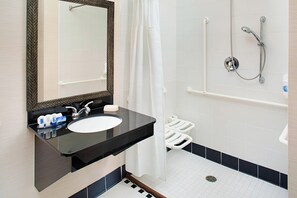 Kostenlose Toilettenartikel, Haartrockner, Handtücher