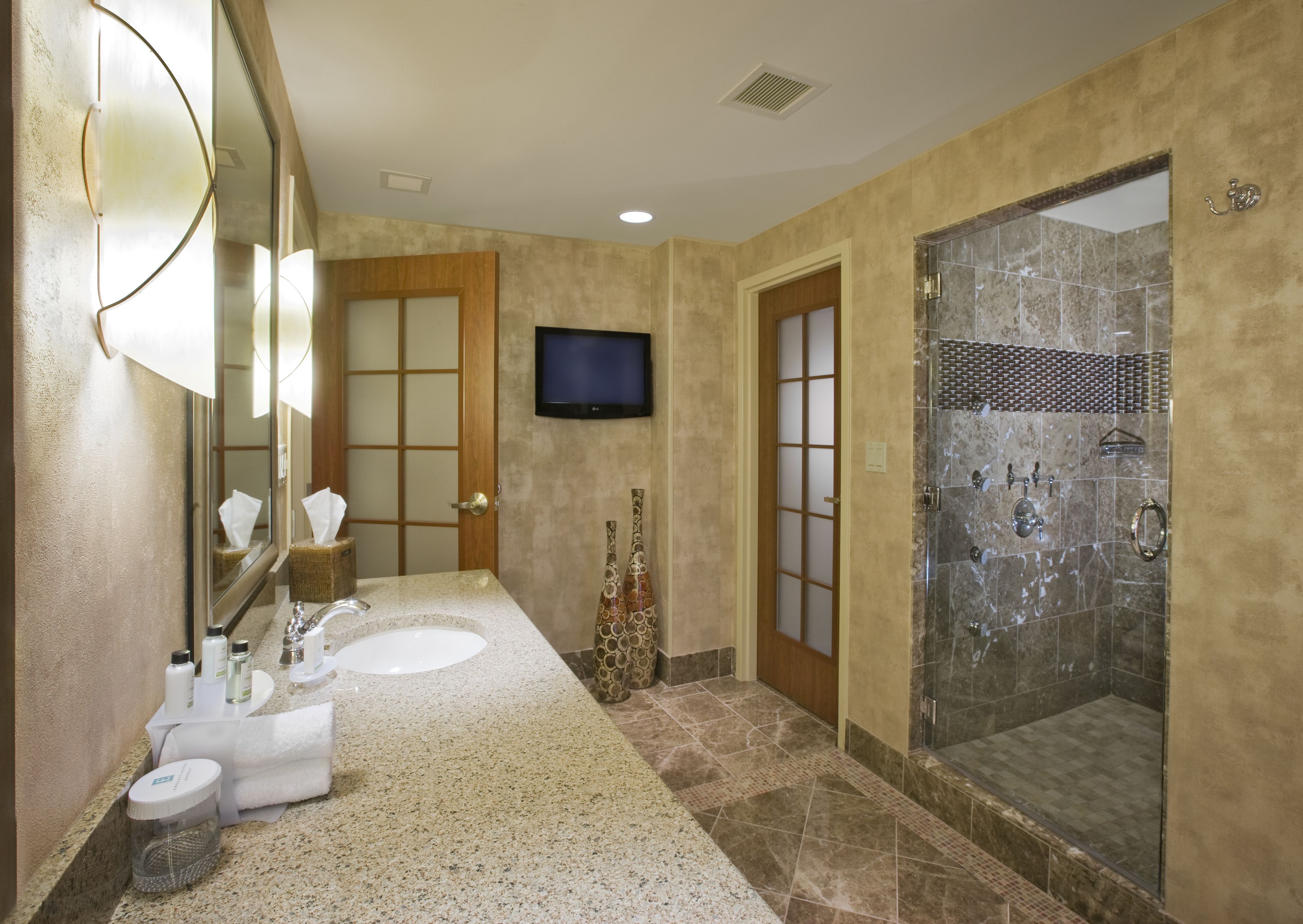 presidential suite, 1 king bed, non smoking | bathroom | combined shower/bathtub, free toiletries, hair dryer, towels