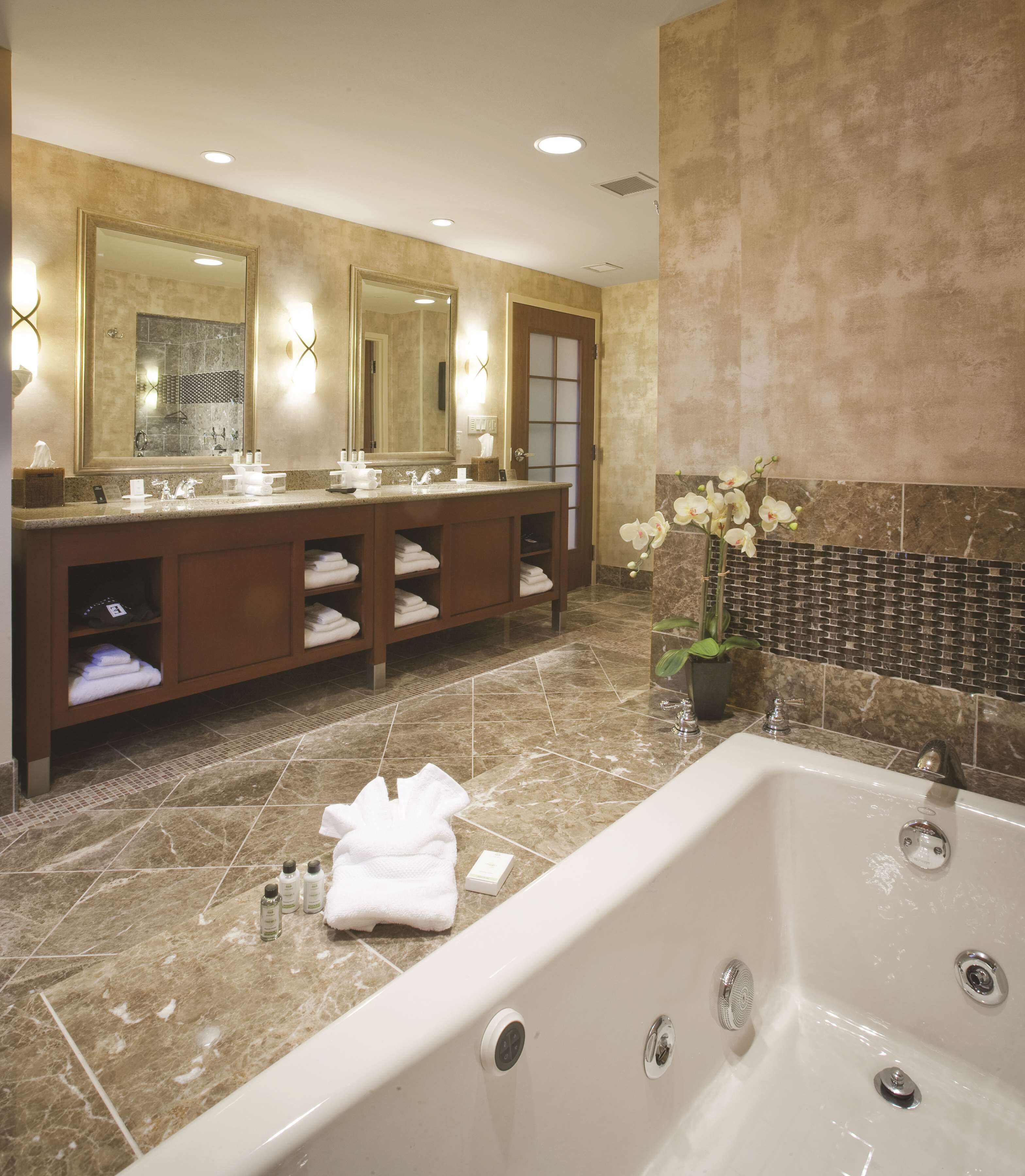 presidential suite, 1 king bed, non smoking | bathroom | combined shower/bathtub, free toiletries, hair dryer, towels