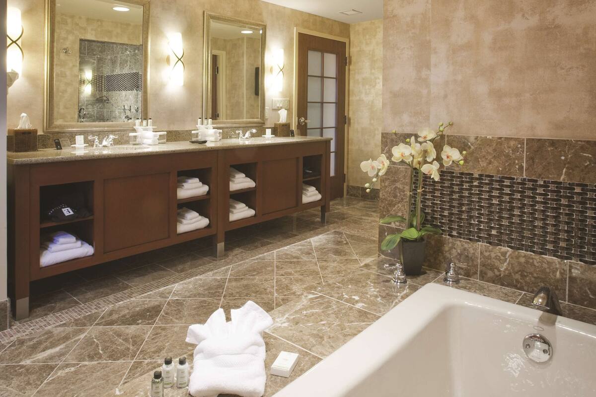presidential suite, 1 king bed, non smoking | bathroom | combined shower/bathtub, free toiletries, hair dryer, towels