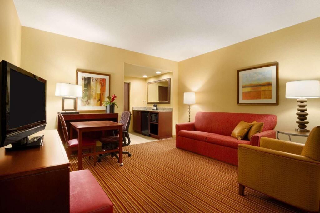 Living area | 33-inch flat-screen TV with cable channels, TV, pay movies