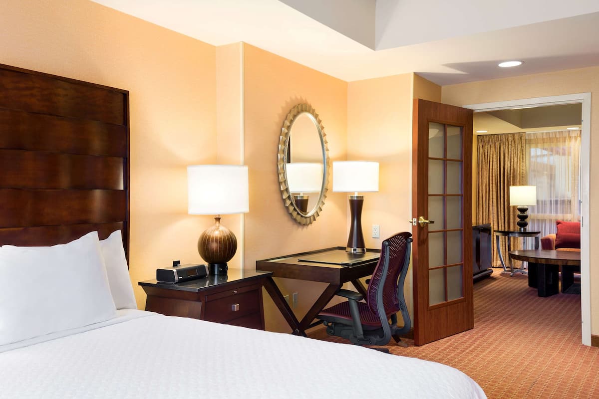 presidential suite, 1 king bed, non smoking | 1 bedroom, premium bedding, in-room safe, desk