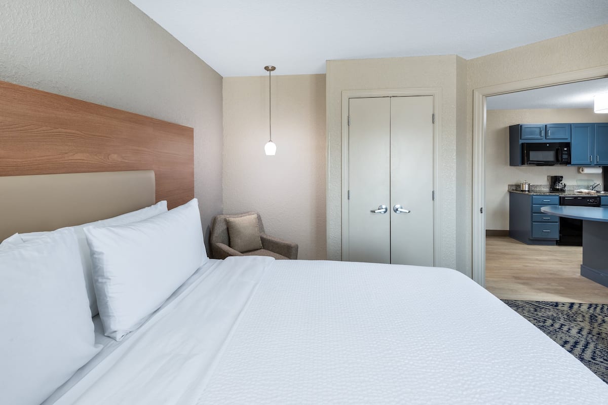 Suite, 1 slaapkamer | 1 slaapkamer, een bureau, een laptopwerkplek, verduisterende gordijnen