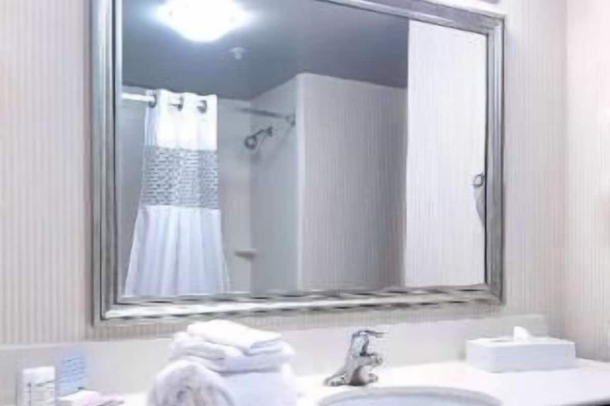 Salle de bain | Baignoire, sĂšche-cheveux, serviettes fournies