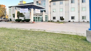 A hotel with a covered entrance, multiple windows, and a sign reading "Baymont by Wyndham".
