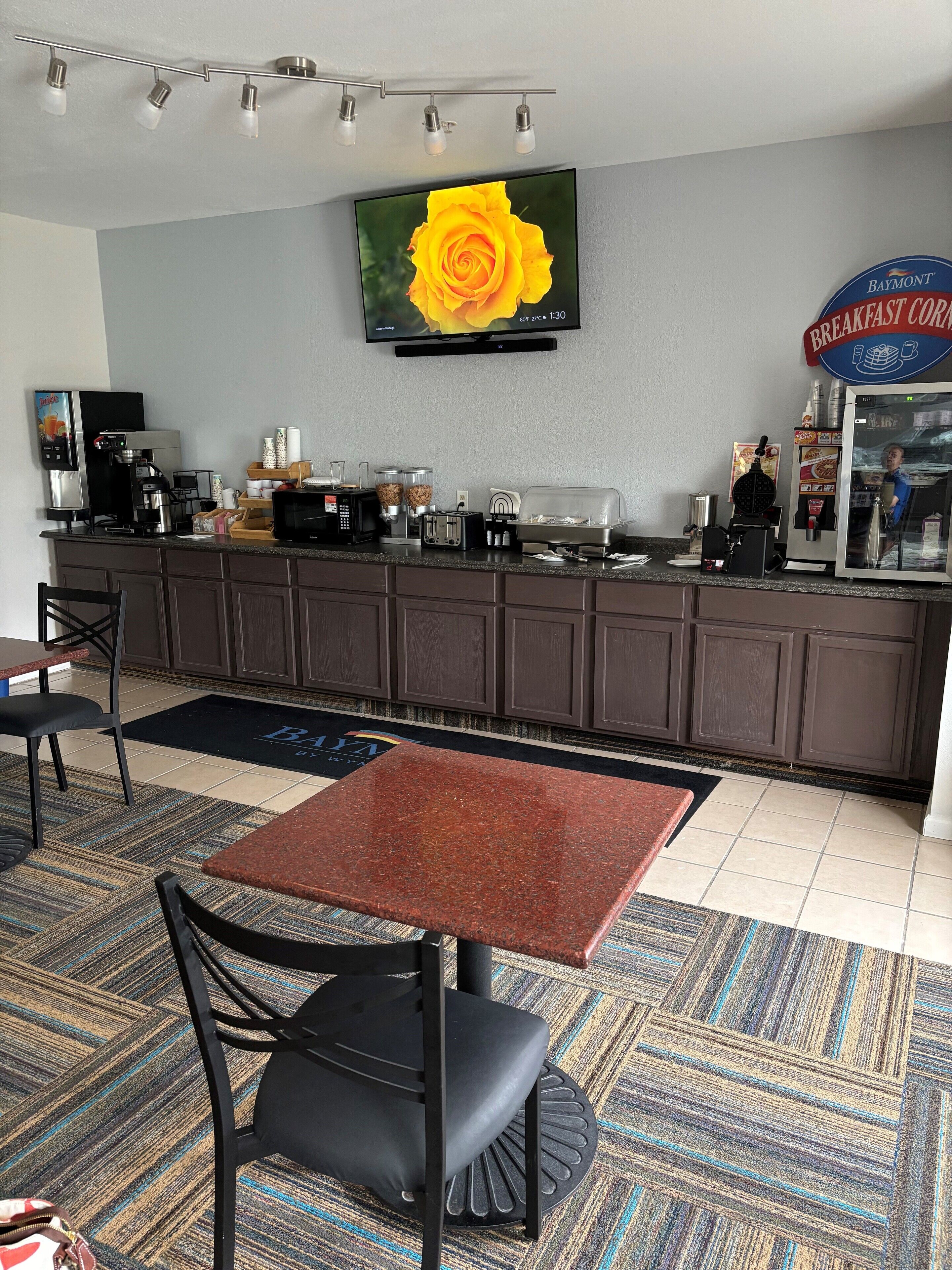 Bao gồm bữa sáng tự phục vụ hàng ngày 