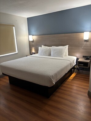Desk, iron/ironing board, free WiFi, bed sheets - Baymont by Wyndham Kingdom City (Kingdom City)