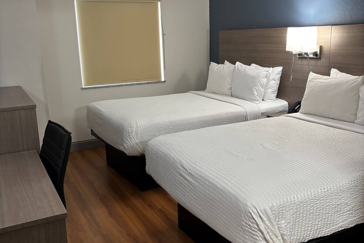 ห้องพัก, เตียงใหญ่ 2 เตียง, ปลอดบุหรี่ | โต๊ะทำงาน, เตารีด/โต๊ะรีดผ้า, Wi-Fi ฟรี, ผ้าปูที่นอน