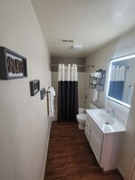 Suite, 1 habitación | Baño | Ducha y bañera combinadas, secador de pelo, toallas y jabón