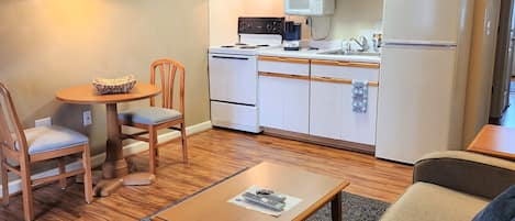 Suite, 1 Bedroom | Ruang tamu | TV, pemain DVD