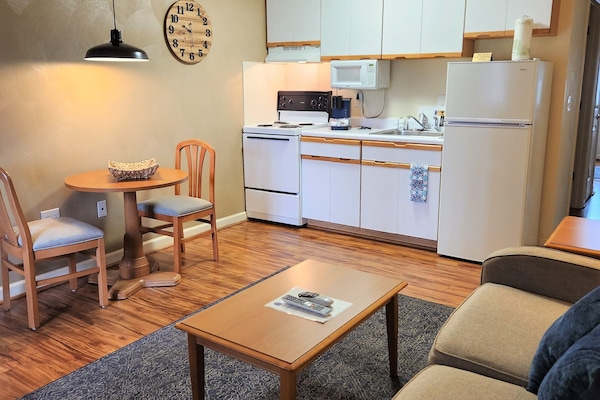 Suite, 1 kamar tidur | Area keluarga | TV dan pemutar DVD