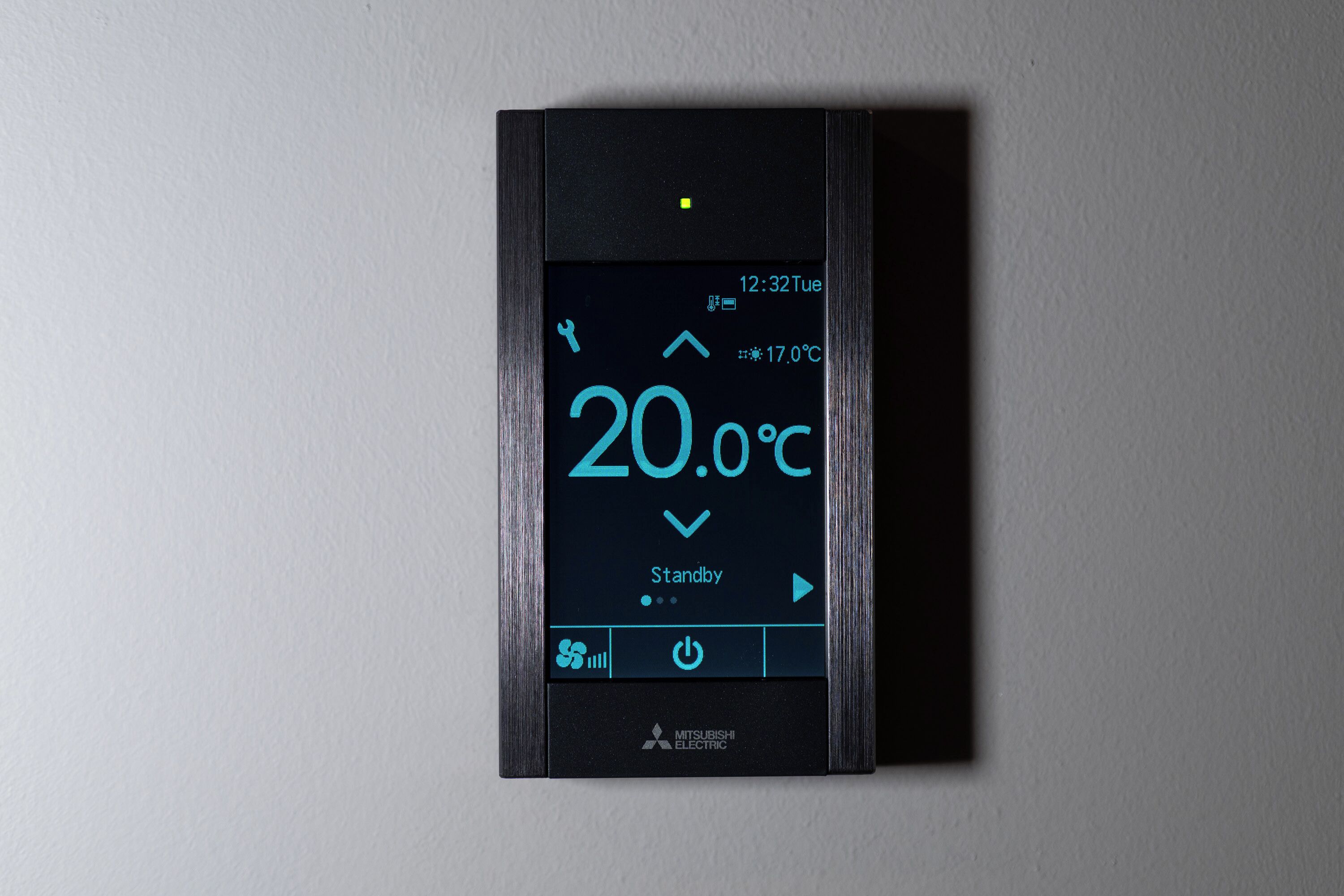 Un thermostat numérique affiche une température de 20,0 °C, l’heure est 12h32, et le mot « Veille » apparaît sous la température.