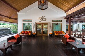 3 ห้องอาหาร, บริการอาหารเช้า อาหารกลางวัน อาหารเย็น, อาหารนานาชาติ