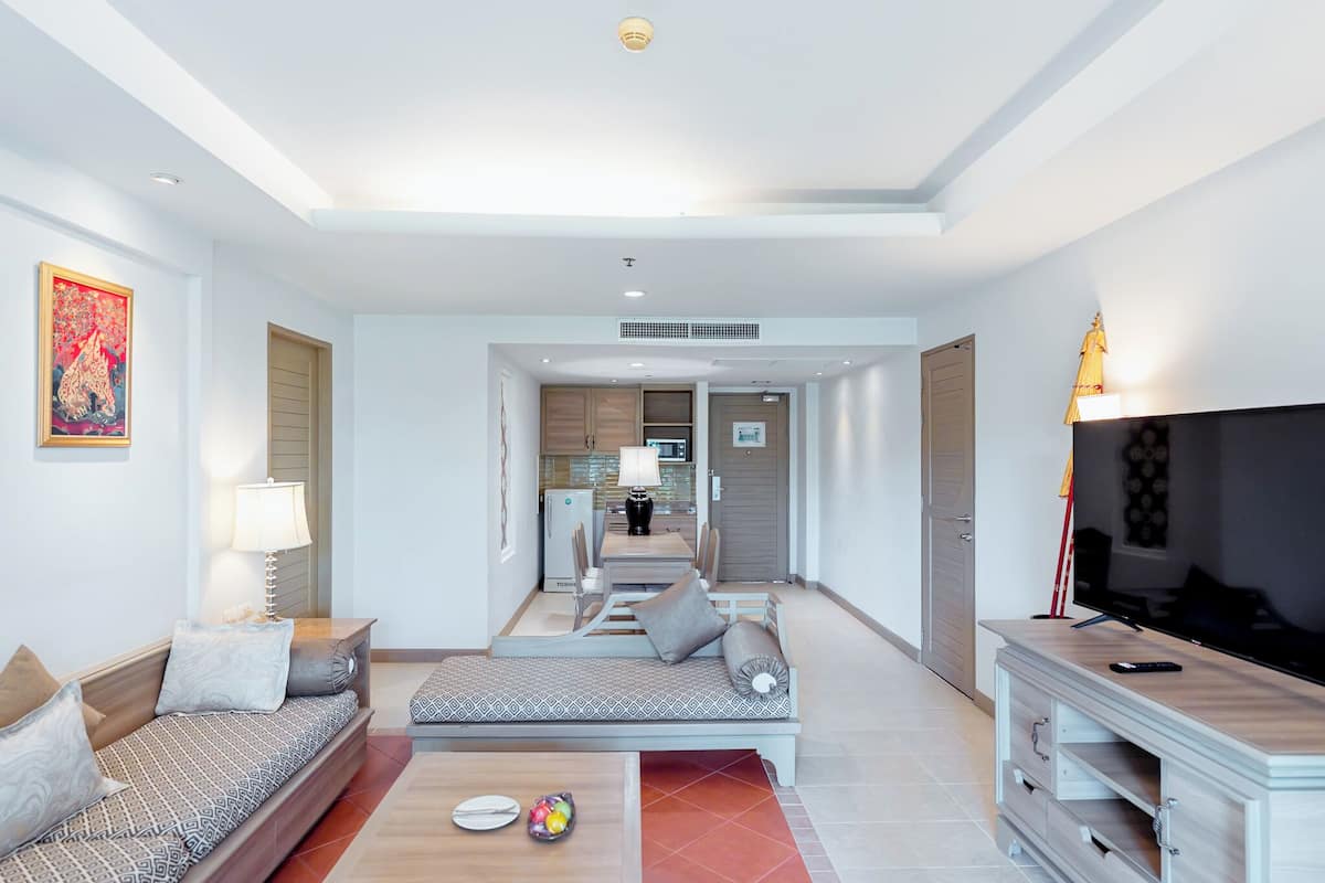 flat-screen tv, dvd player