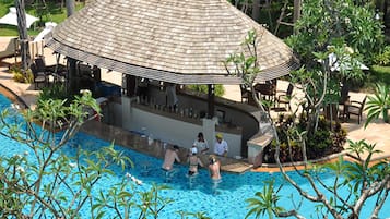 Bar junto a la piscina