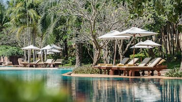 3 buitenzwembaden, ligstoelen bij het zwembad