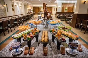 3 restauranter: frokost, lunsj og middag serveres