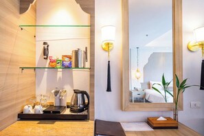 In-room safe, desk, soundproofing, iron/ironing board - Ravindra Beach Resort And Spa (Sattahip)