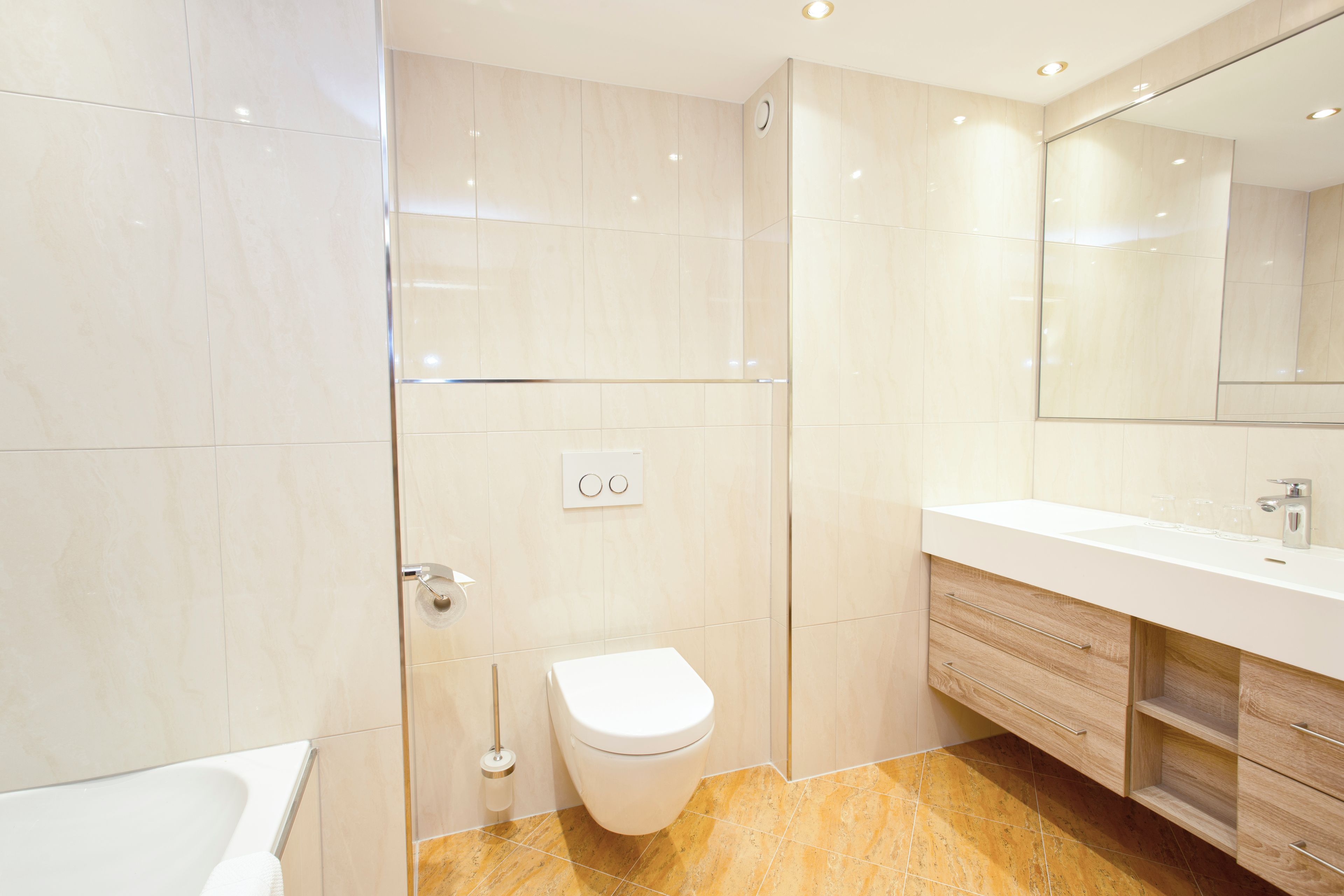 Un baño moderno con inodoro, bidé y bañera.