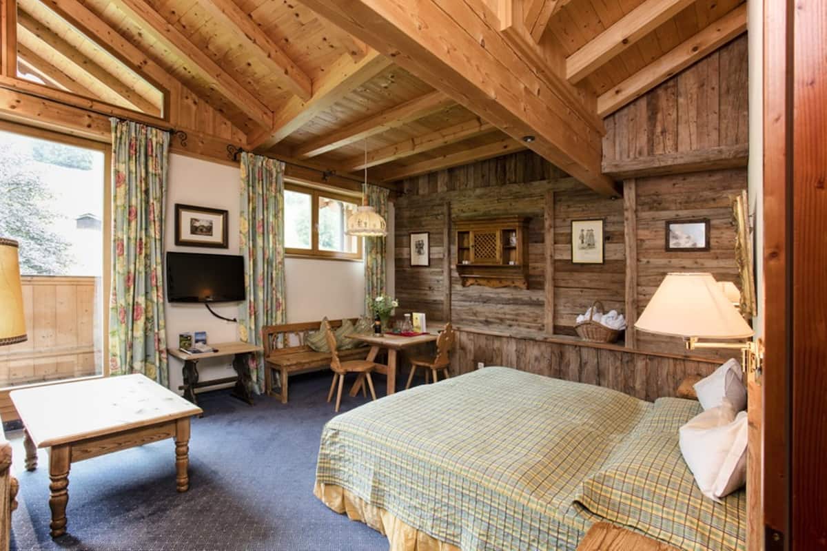 deluxe double room, balcony, garden view | 1 bedroom, hypo-allergenic bedding, in-room safe, desk