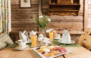 Free daily buffet breakfast  - Hotel Rasmushof (Kitzbuhel)