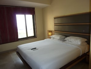 Premium bedding, memory-foam beds, individually decorated, desk - Hotel New Bengal (Mumbai)