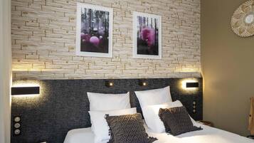 Een bureau, verduisterende gordijnen, geluiddichte muren