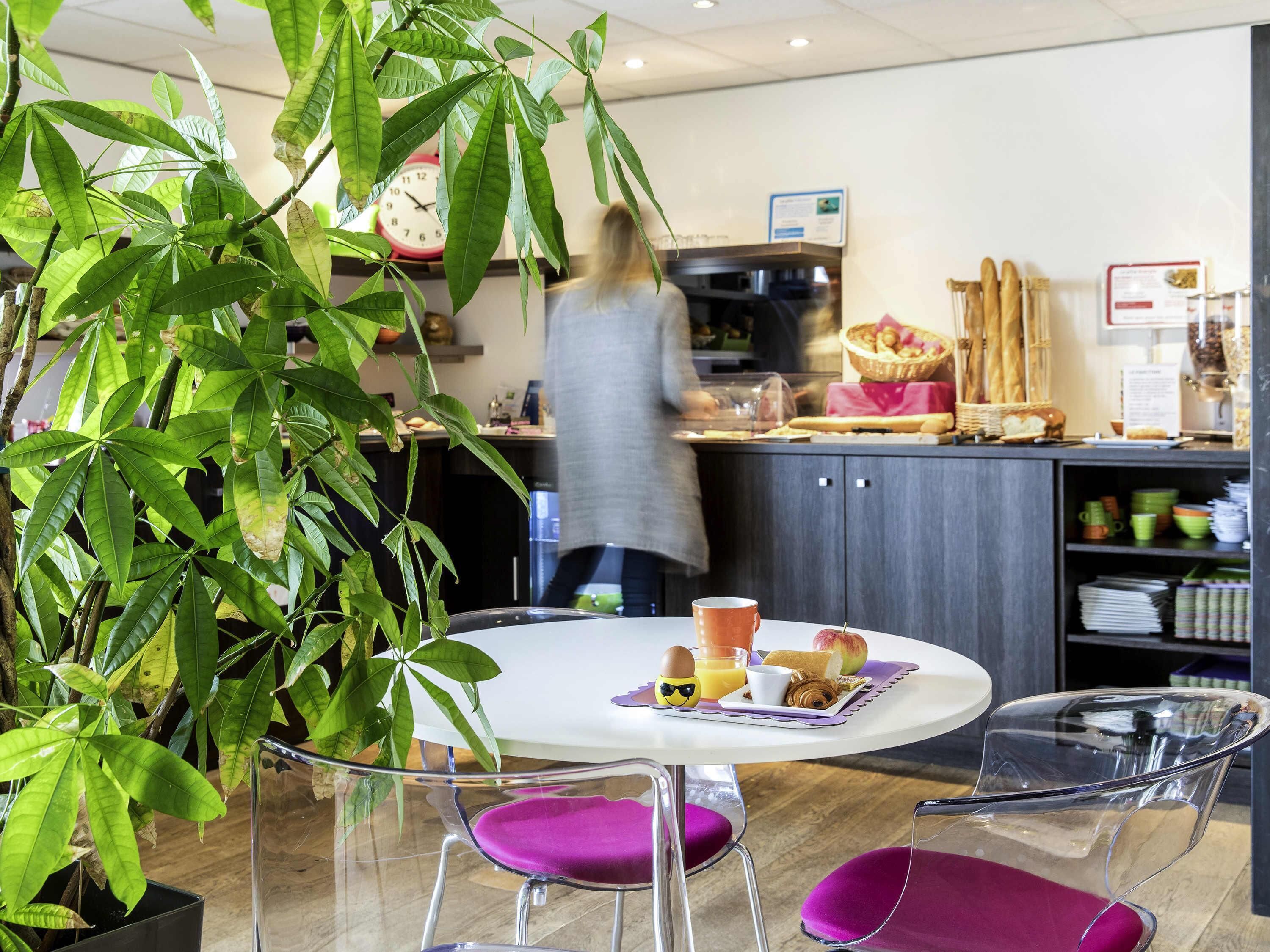 Petit déjeuner buffet servi les week-ends (11.00 EUR par personne)