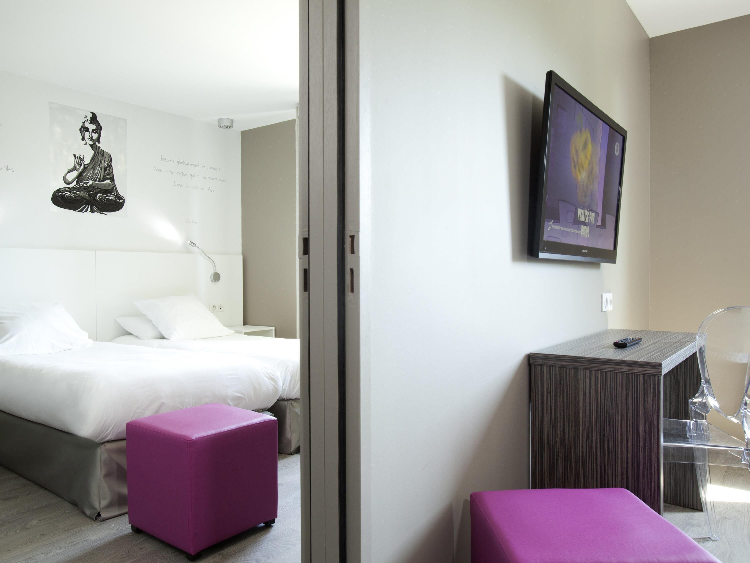 Standard-Suite, 2 Doppelbetten, Verbindungszimmer | Individuell dekoriert, Schreibtisch, Verdunkelungsvorhänge