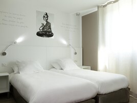Decoración personalizada, escritorio y cortinas blackout 