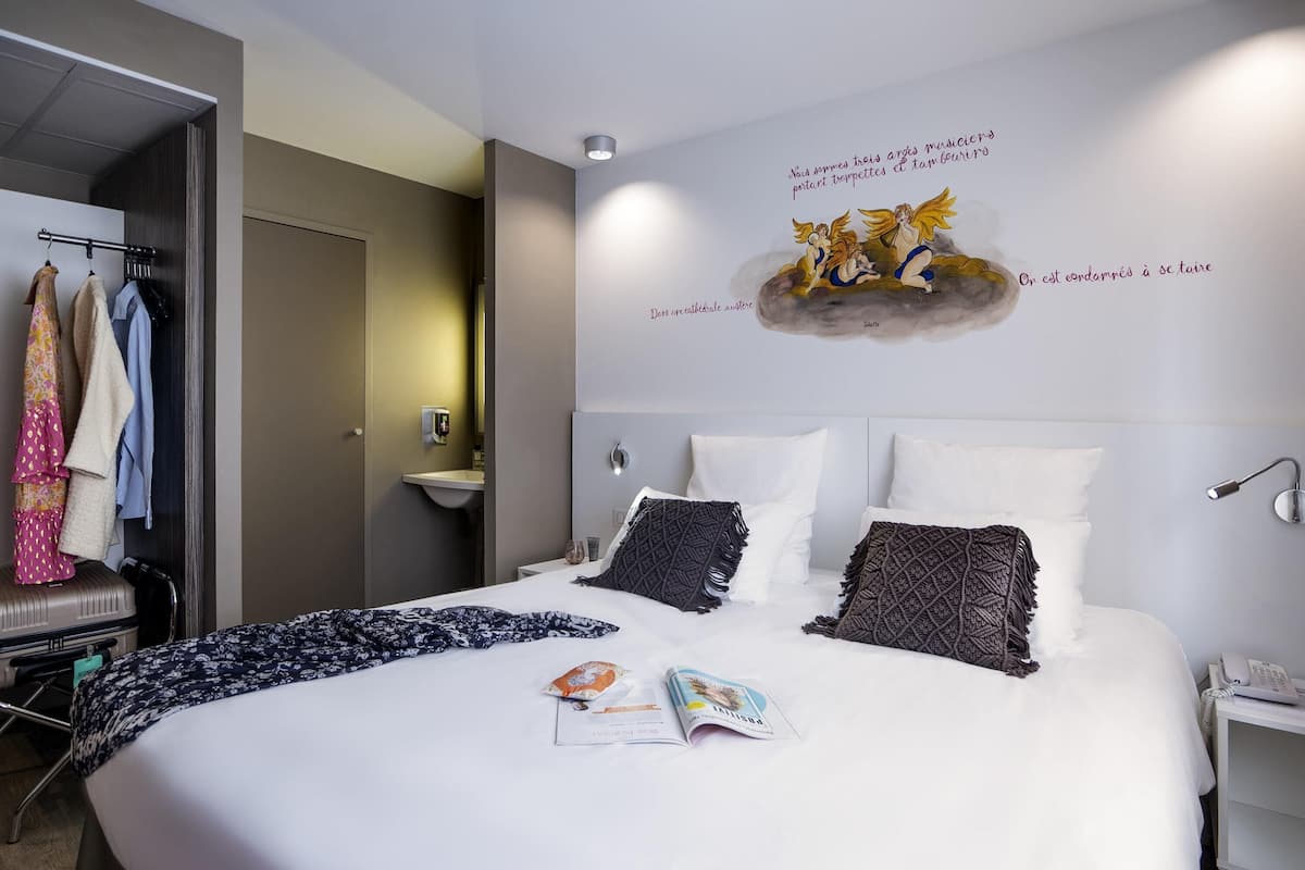 Bàn, màn/rèm cản sáng, phòng cách âm, bàn ủi/dụng cụ ủi quần áo