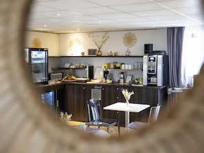 Buffet breakfast on weekends (EUR 11.00 per person)