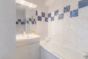 Bathtub, towels, soap, shampoo
