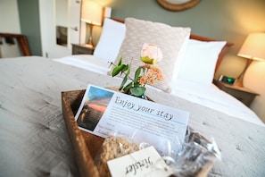 Room, Private Bathroom (Traditional Queen Room) | Iron/ironing board, free WiFi, bed sheets - The Lakehouse Inn (Geneva)